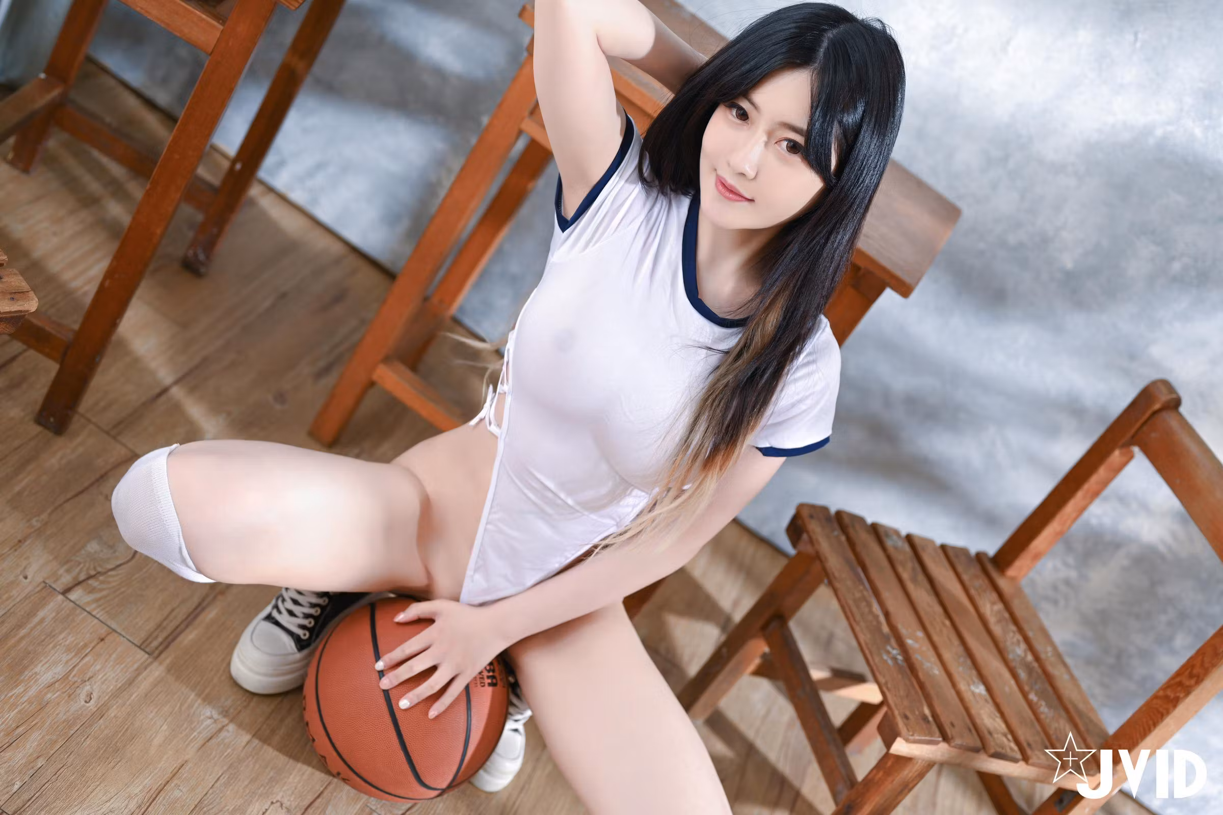 JVID模特璃奈酱身穿日系蓝白水手服站在教室黑板前